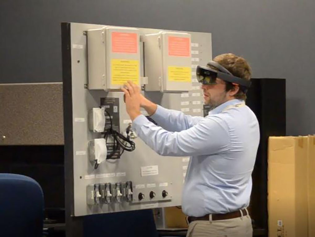 AR augmented reality man help machinery